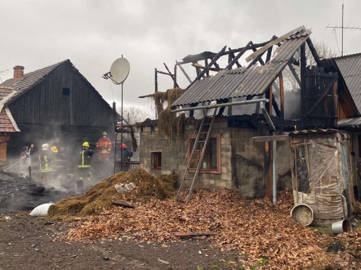 Пожежа на Рахівщині: знищено дроварню, літню кухню, покрівлю хліва і стіну сусідського будинку