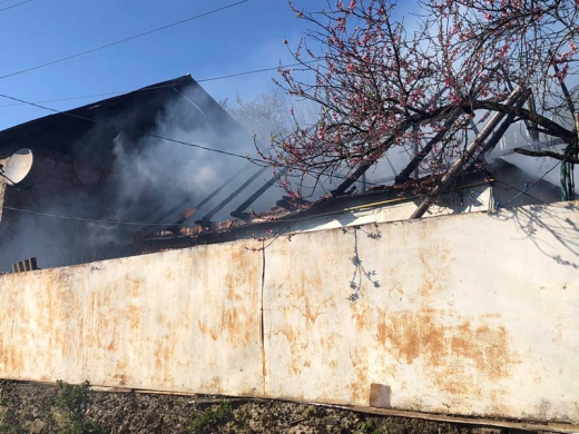 Хустські рятувальники ліквідували пожежу одразу в двох житлових будинках (ФОТО)