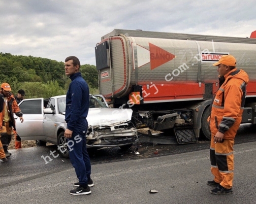 Моторошна аварія на Закарпатті: легкова автівка зішхтовхнулася із вантажівкою (ФОТО)