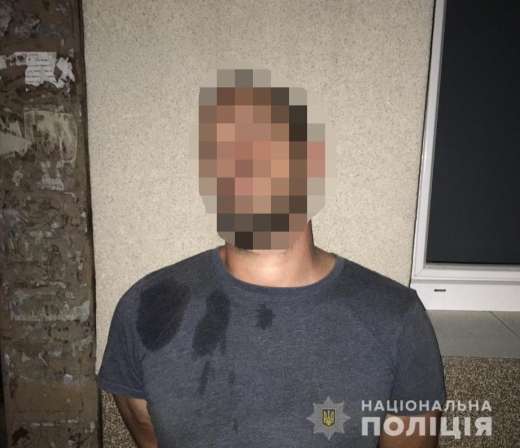 На Берегівщині поліція затримала 33-річного закарпатця, у машині якого знайшли зброю і наркотики