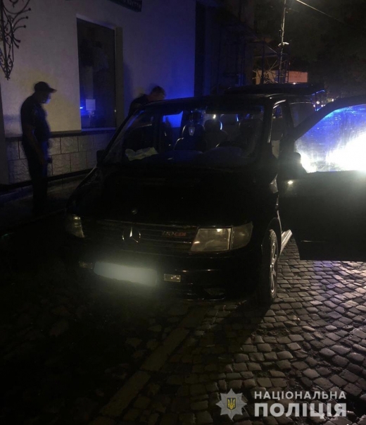 У Берегові поліція зупинила водія: в автомобілі виявили заборонені предмети (ФОТО)