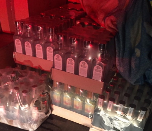 На Закарпатті виявили партію контрафактного алкоголю та цигарок на 150 тисяч гривень (ФОТО)