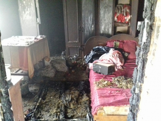 Гасити пожежу збіглися сусіди: на Тячівщині горів будинок пенсіонерки