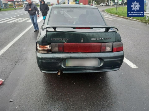 Не вибрав безпечної дистанції: у Мукачеві перекинулась автівка