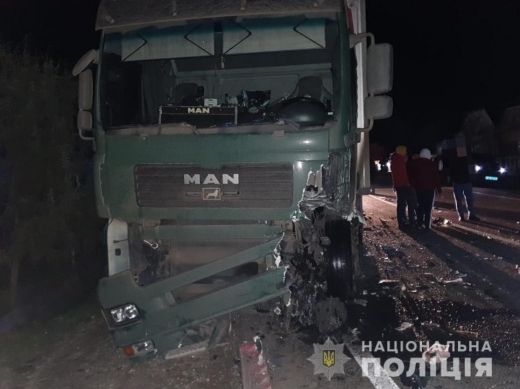 На Іршавщині легковик зіткнувся з вантажівкою: одна людина загинула (ФОТО)