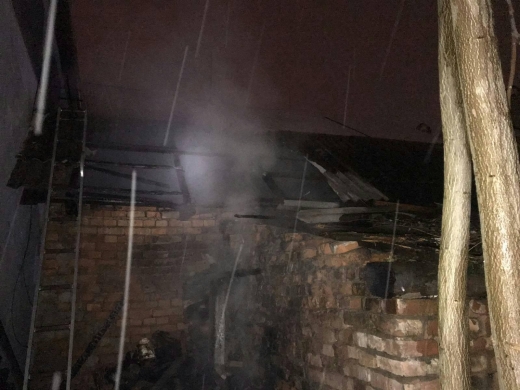 За ніч дві пожежі у Виноградові: рятувальники гасили загорання надвірних споруд