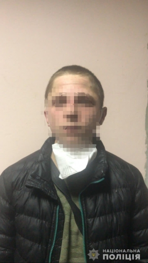 В центрі Ужгорода неповнолітній хлопець вкрав у чоловіка мобільний телефон (ВІДЕО)