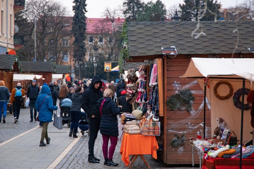 Різдвяний ярмарок на площі Шандора Петефі в Ужгороді: що можна придбати