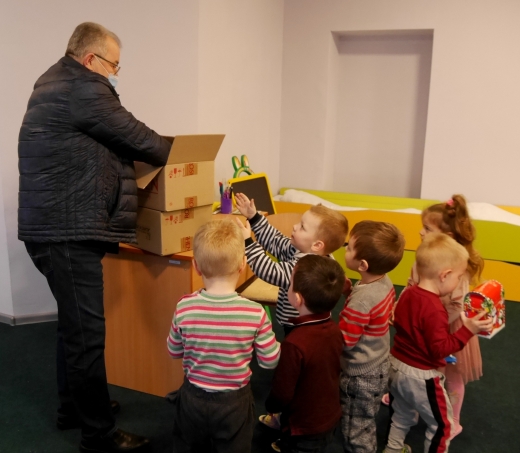 Помічники Святого Миколая привітали понад пів тисячі діток на Ужгородщині