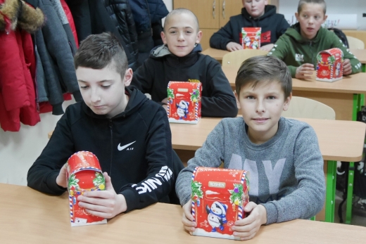 Помічники Святого Миколая привітали понад пів тисячі діток на Ужгородщині