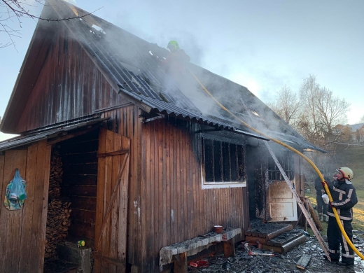 Закарпатські вогнеборці ліквідували пожежу в одному з сіл на Рахівщині