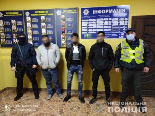 На Ужгородщині чоловіка пограбувала група осіб на чолі з таксистом