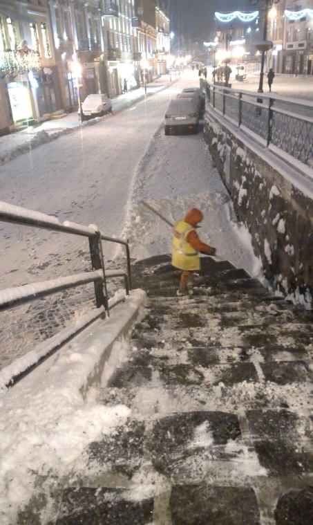 Нічний снігопад в Ужгороді: комунальники ліквідовують наслідки 