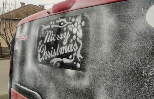 Мукачівець оригінально прикрасив свою автівку до різдвяних свят (ФОТО)