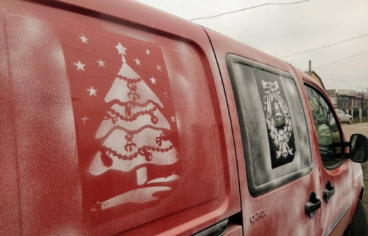 Мукачівець оригінально прикрасив свою автівку до різдвяних свят (ФОТО)