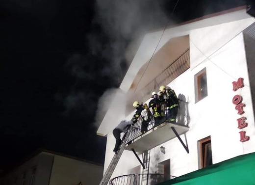 У Воловці, в мотелі, загорілась лазня: пожежники врятували трьох людей