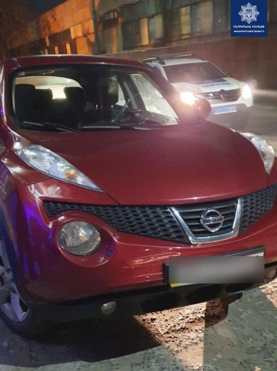 Нетверезого водія за кермом чужого авто виявили патрульні в Ужгороді