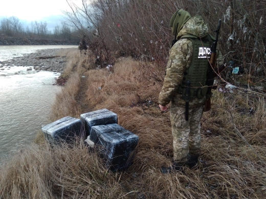Поблизу кордону з Румунією закарпатські прикордонники знайшли в річці 6 пакунків з цигарками