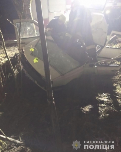 На Перечинщині авто врізалось в дерево на узбіччі: загинуло двоє людей