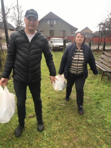 Майже сотню продуктових наборів роздали меценати малозабезпеченим і людям з інвалідністю на Ужгородщині