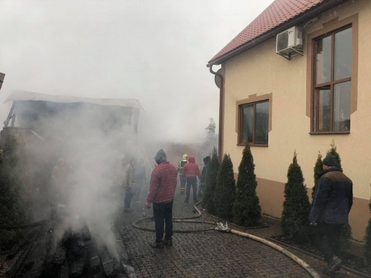 У селі на Хустщині пожежа ледь не знищила два обійстя
