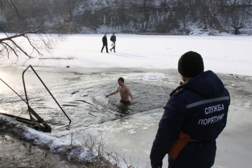 На Водохреща за українцями, які підуть купатись, наглядатимуть 2 тисячі рятувальників