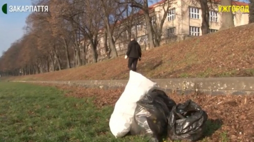 Ужгородці зібрали 20 мішків сміття на березі річки (ВІДЕО)