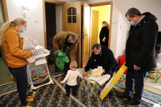 Ужгородські батьки новонароджених знову зможуть отримати "пакунки малюка"