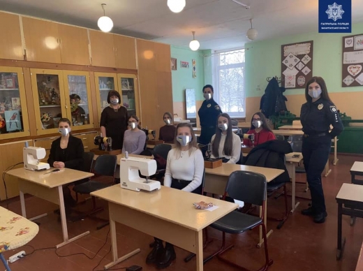 Ужгородські патрульні разом із школярами пошили світловідбиваючі маски 