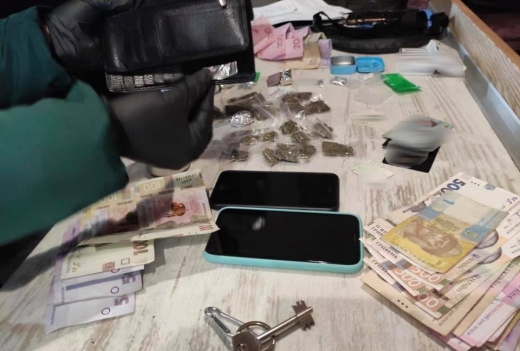 В Ужгороді під час спроби чергового збуту наркотиків затримали 24-річну жінку