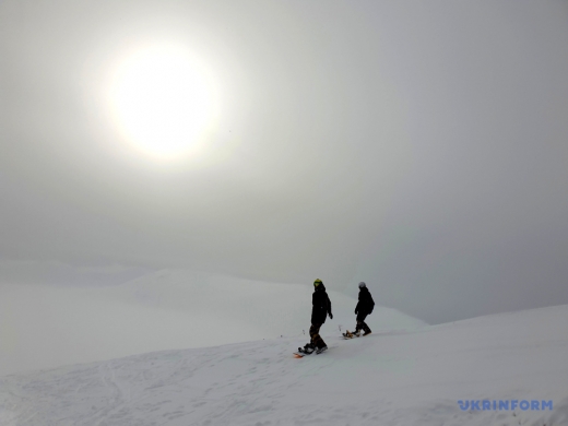 Зимовий Драгобрат: найвищий гірськолижний курорт Карпат повністю вкрило снігом (фоторепортаж)