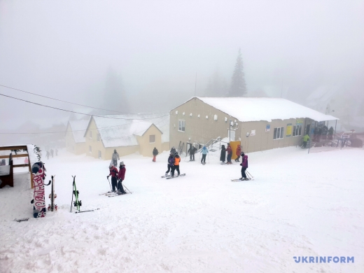 Зимовий Драгобрат: найвищий гірськолижний курорт Карпат повністю вкрило снігом (фоторепортаж)