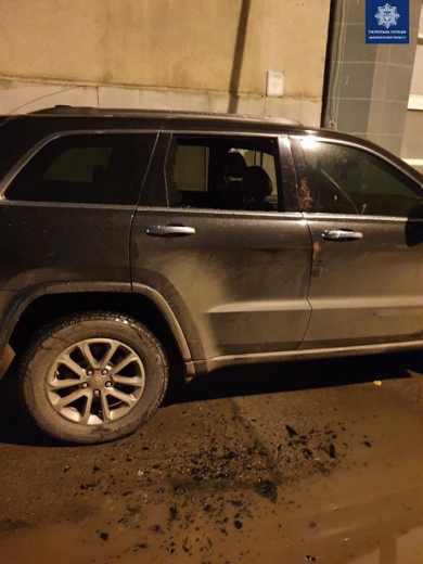 В Ужгороді невідомий пошкодив авто і викрав із салону жіночу сумку