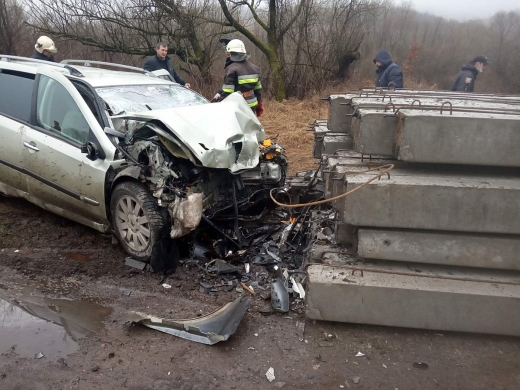 Автотроща на Закарпатті: водій помер на місці