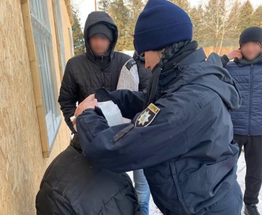 В Ужгороді патрульні надали допомогу чоловіку, який травмував голову на катку