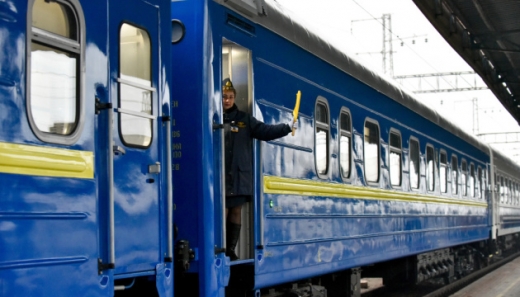 Через негоду в Україні затримали потяг "Київ-Рахів"