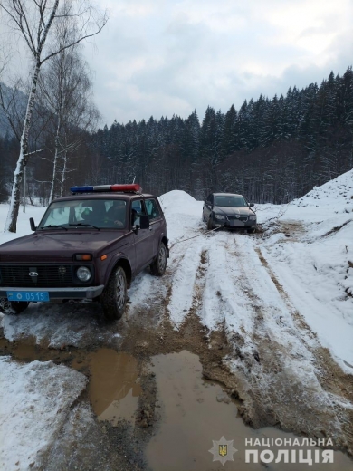 На Рахівщині поліцейські допомогли туристам витягти машину з вибоїни на гірській дорозі