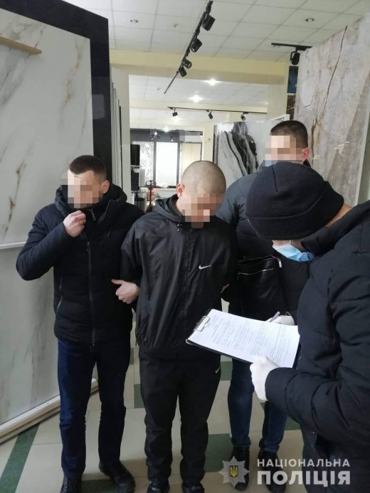 Збував психотропи безпосередньо на робочому місці: в Мукачеві затримали наркодилера