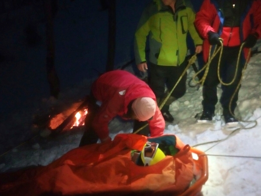 Рятувальники Закарпаття надали невідкладну допомогу двом туристам, що травмувалися в Карпатах