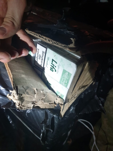Поблизу кордону з Угорщиною під час втечі тютюнові контрабандисти залишили кілька пакунків з цигарками