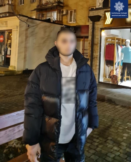 Правоохоронці Ужгорода виявили в чоловіка пакунки фольги з імовірно наркотичною речовиною
