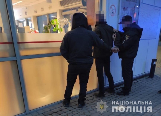 На Ужгородщині затримали 26-річного чоловіка під час збуту бойової зброї (ФОТО)