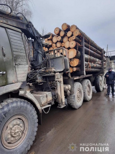 На Рахівщині зупинили дві вантажівки з деревиною з сумнівною документацією (ФОТО)