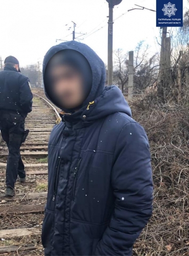 В Ужгороді затримали двох хлопців, які намагались розібрати залізничну колію (ФОТО)