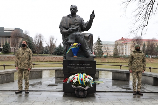 В Ужгороді покладанням квітів до пам&#8242;ятника Августину Волошину відзначили 82-у річницю Карпатської України (ФОТО)
