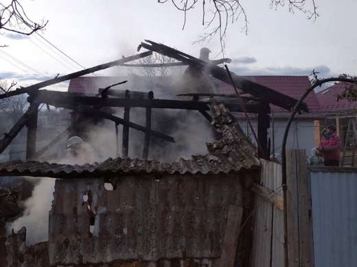 На Ужгородщині горіла надвірна споруда: пожежникам вдалось врятувати житловий будинок