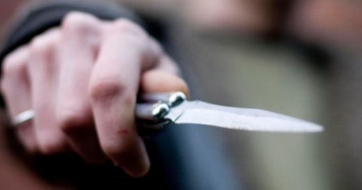 В Ужгороді зловмисник напав на чоловіка, відібрав мобільний і вдарив ножем