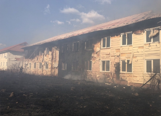 Масштабна пожежа на Тячівщині: горіли багатоквартирні житлові будинки 