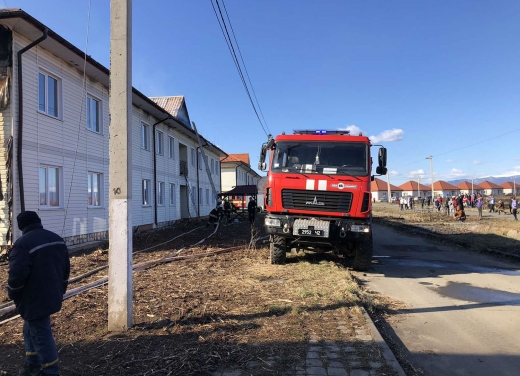 Масштабна пожежа на Тячівщині: горіли багатоквартирні житлові будинки 