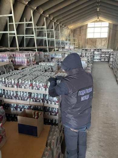 На Закарпатті виявили ангар з партією фальсифікованого алкоголю на 8 мільйонів гривень (ФОТО)